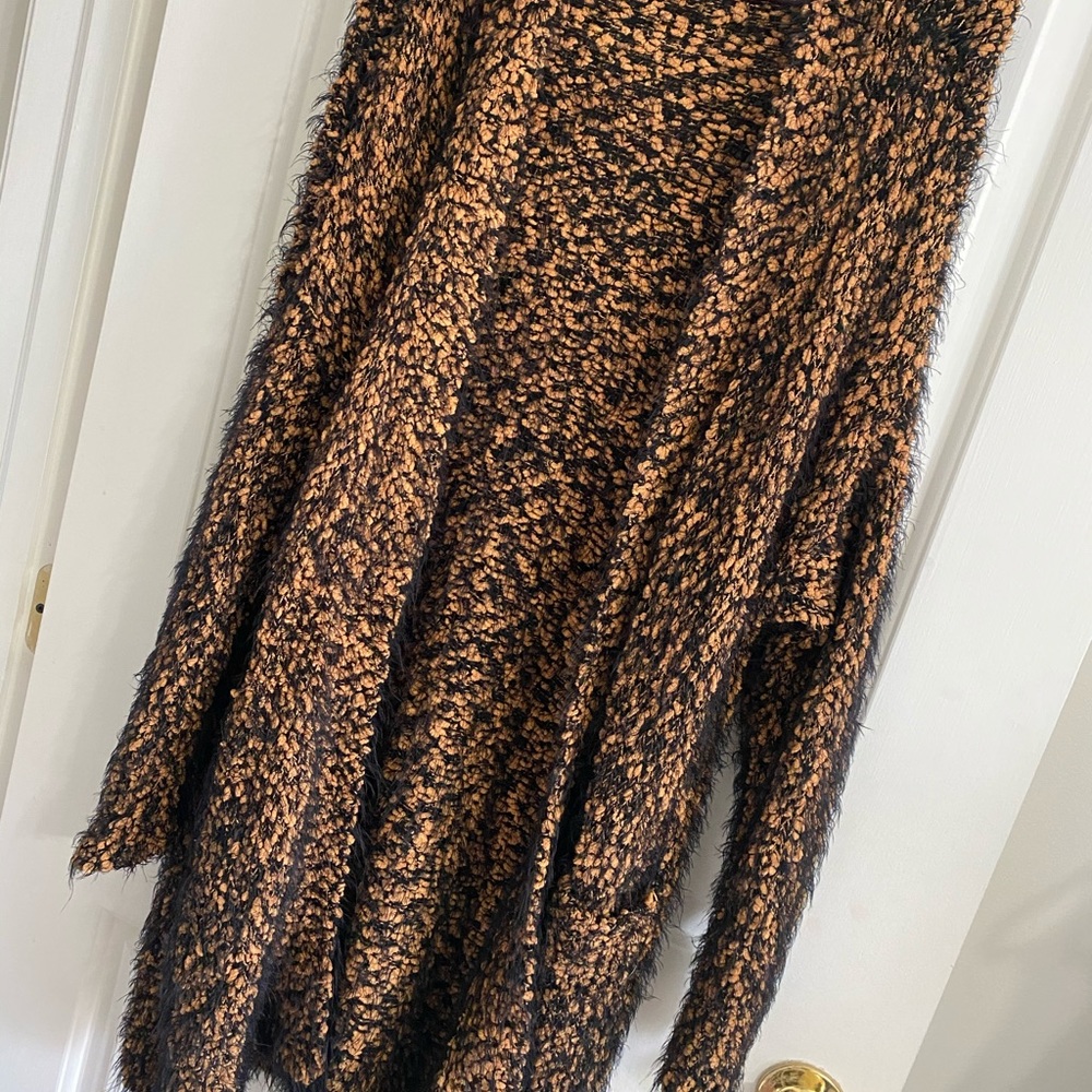 Super cute shrug like sweater. Lira.